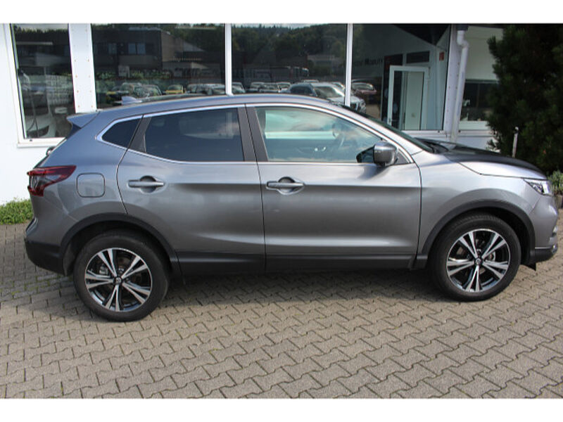 Nissan Qashqai 1.3 N-Connecta - Sitzhzg, Navi,360°, Klima